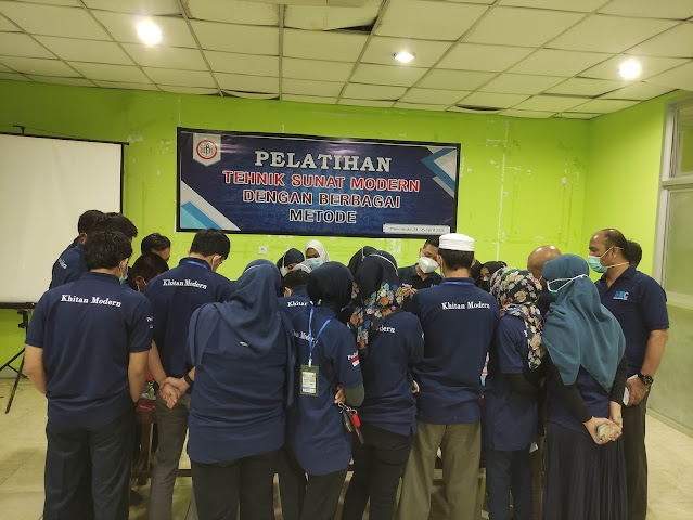 Peserta Sedang Mengikuti Sesi Demo Berbagai Peralatan Khitan Pelatihan Khitan Modern